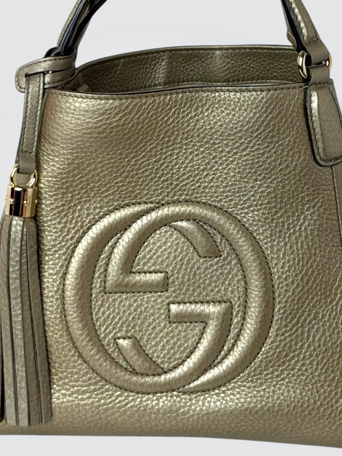 Pre-Owned Gucci Metallic Grained Leather Soho Tote – Embossed Interlocking G Logo and Light Gold-Tone Hardware