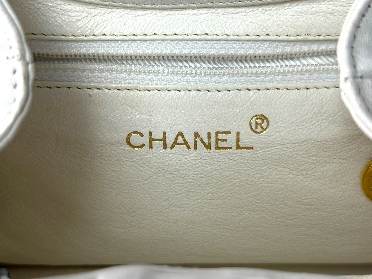 Pre-owned Vintage Chanel Camellia Top-Handle Bag – White Leather with Black Acrylic Handle