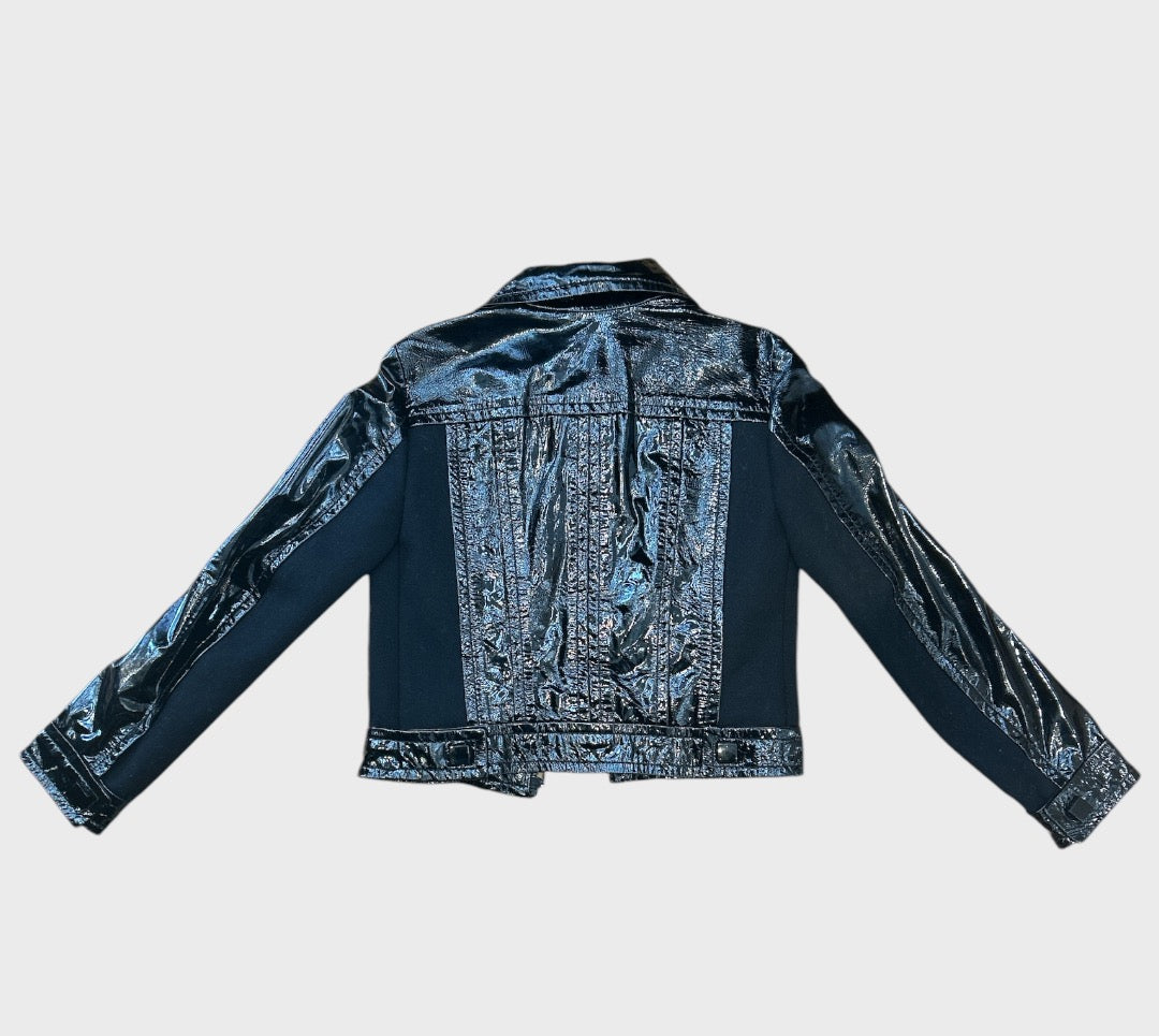 Louis Vuitton
Patent with astrakhan jacket size 40