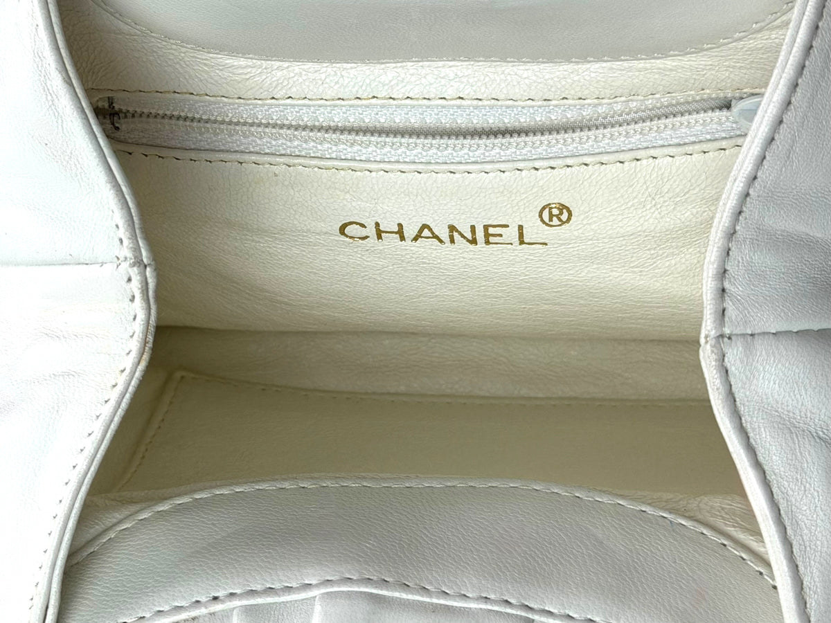 Pre-owned Vintage Chanel Camellia Top-Handle Bag – White Leather with Black Acrylic Handle