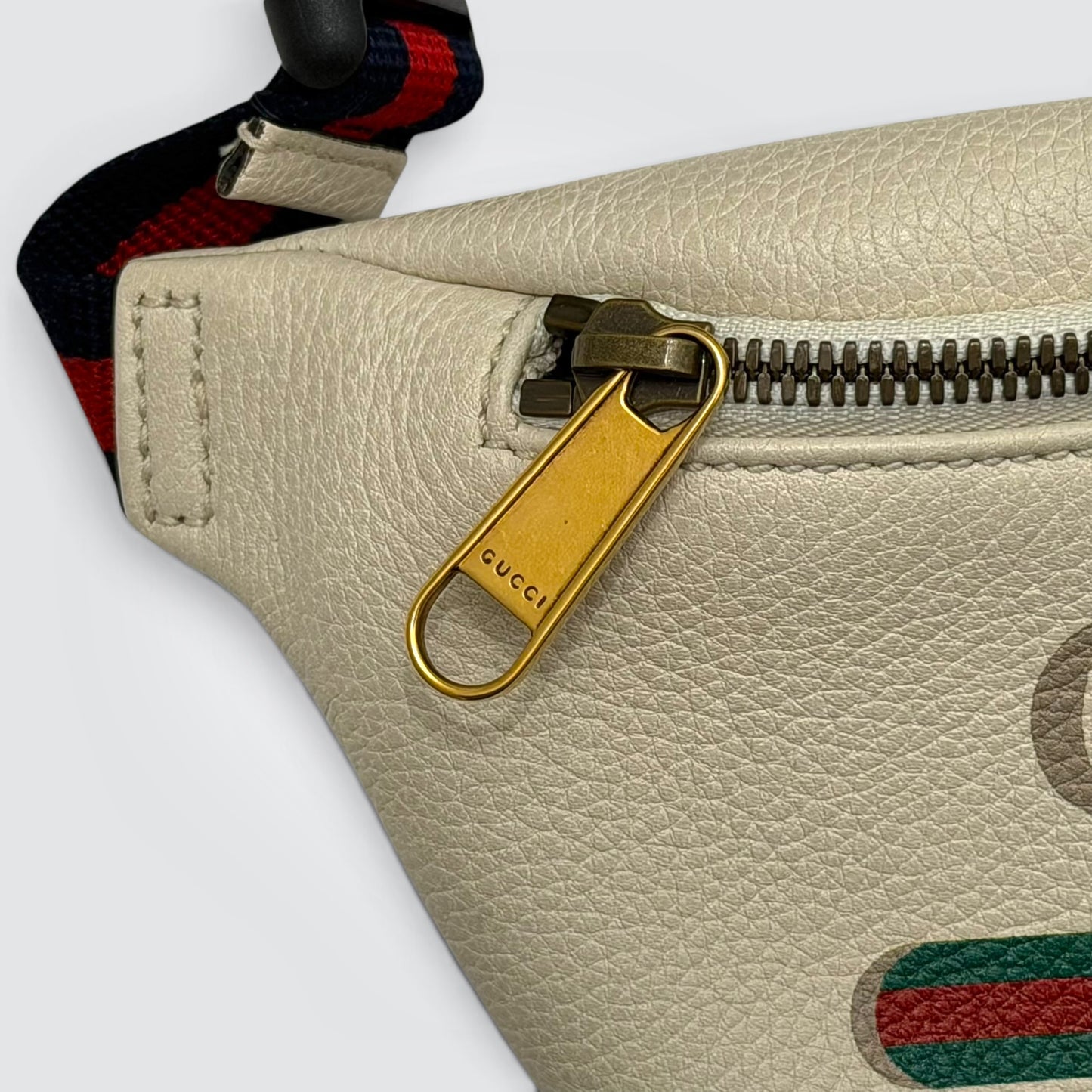 Pre-Owned Gucci White Grained Calfskin Small Logo Print Belt Bag – Green and Red Web Stripe