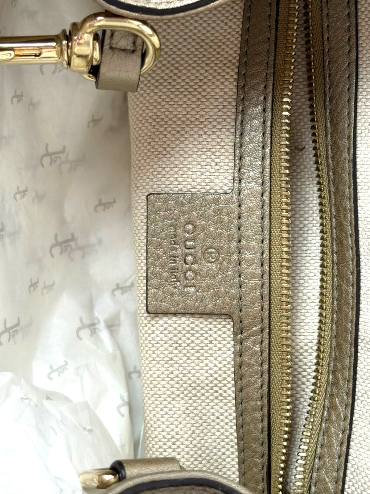Pre-Owned Gucci Metallic Grained Leather Soho Tote – Embossed Interlocking G Logo and Light Gold-Tone Hardware