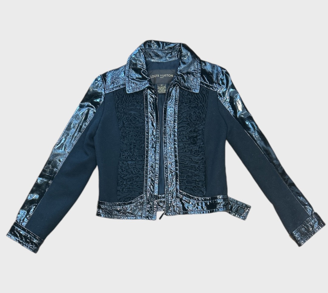 Louis Vuitton
Patent with astrakhan jacket size 40