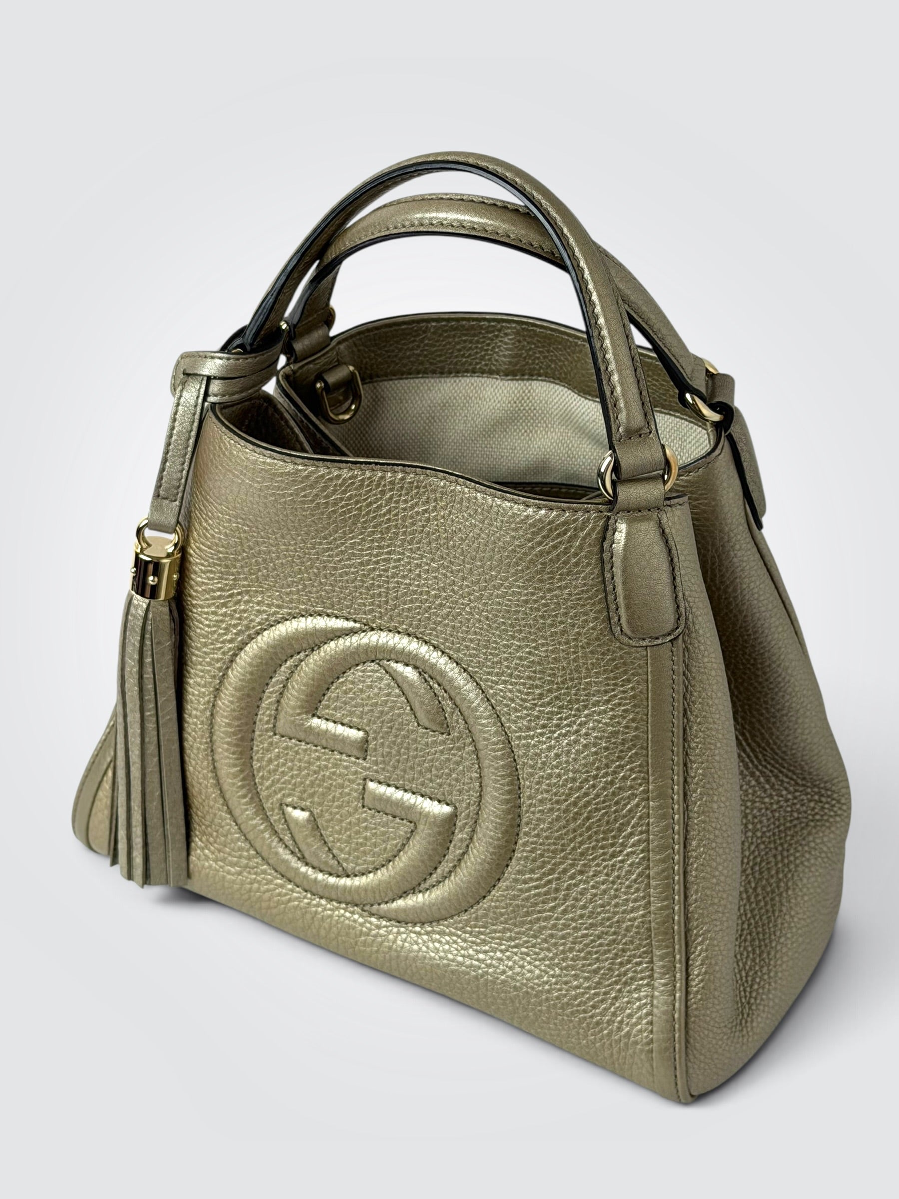 Pre-owned Gucci metallic grained leather Soho tote with light gold-tone hardware and embossed Interlocking G logo on the front