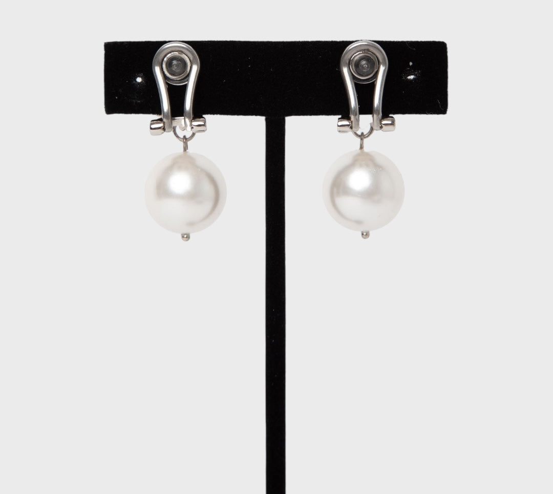 Miu Miu Crystal Día Silver pearl drop clip-on earrings Silvery