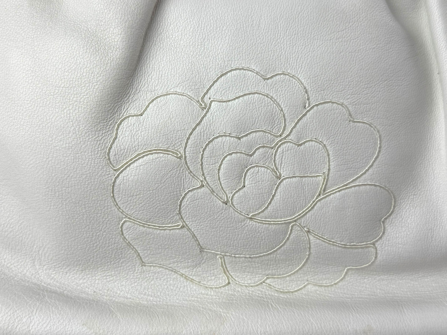 Pre-owned Vintage Chanel Camellia Top-Handle Bag – White Leather with Black Acrylic Handle