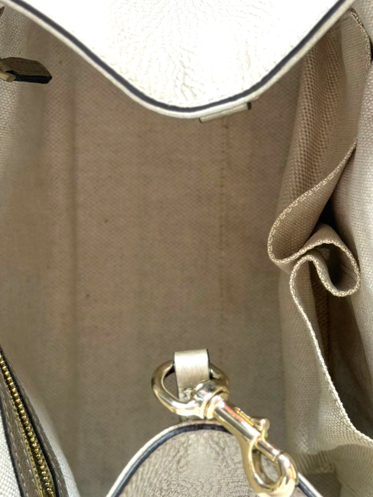 Pre-Owned Gucci Metallic Grained Leather Soho Tote – Embossed Interlocking G Logo and Light Gold-Tone Hardware