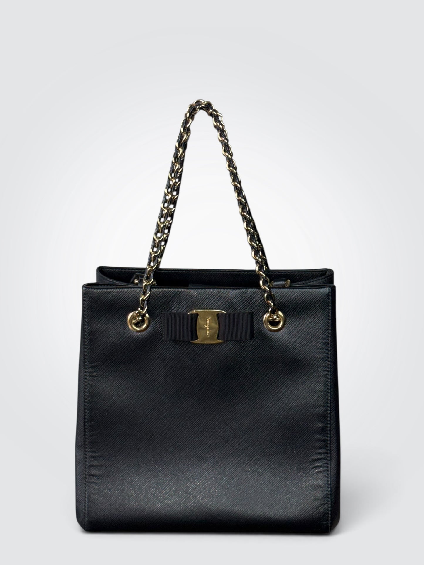 Pre-owned Salvatore Ferragamo Vara chain-link mini bag with signature Vara bow detail and compact shoulder-bag silhouette