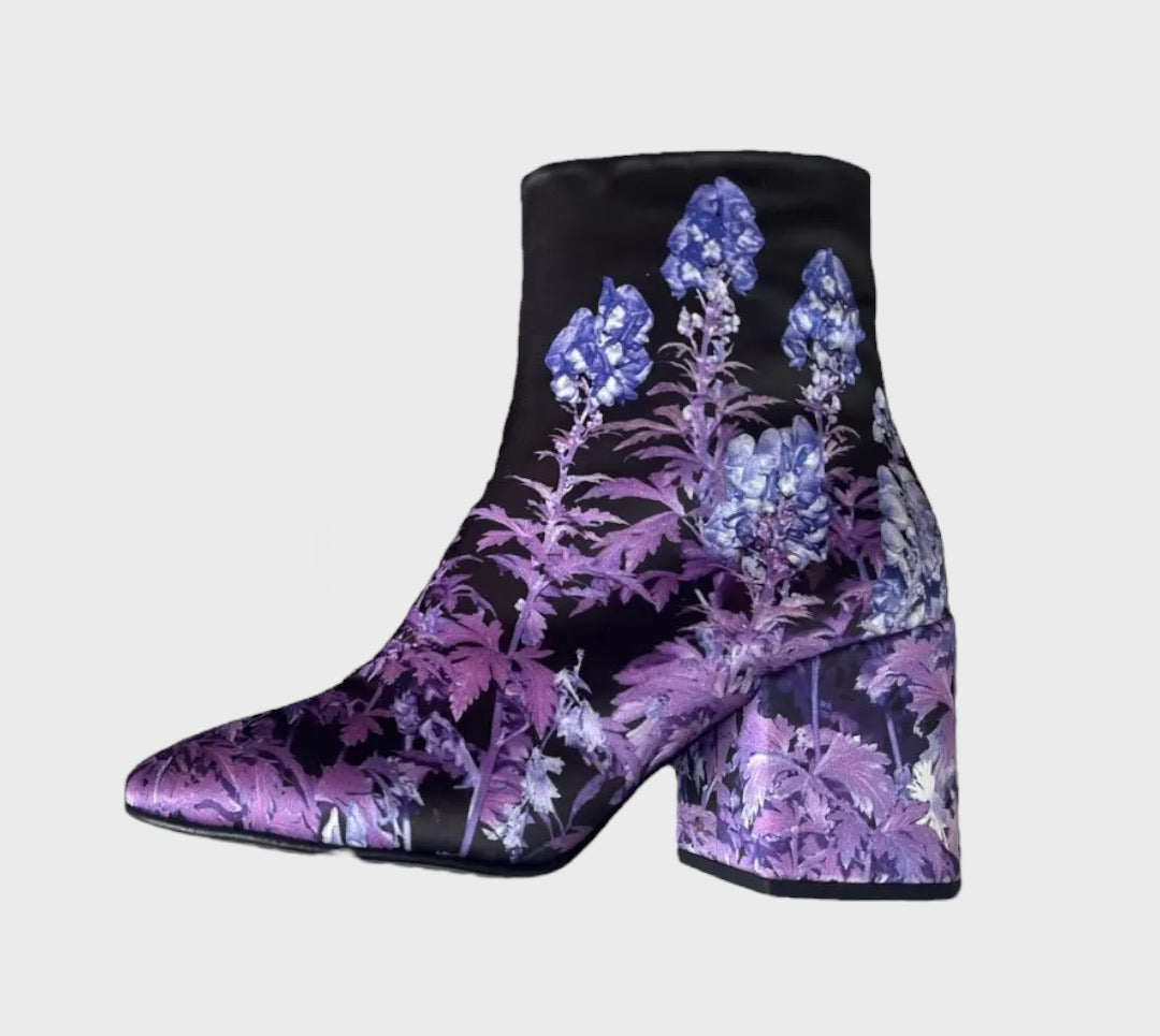 Dries Van Noten
Cloth boots size 35.5