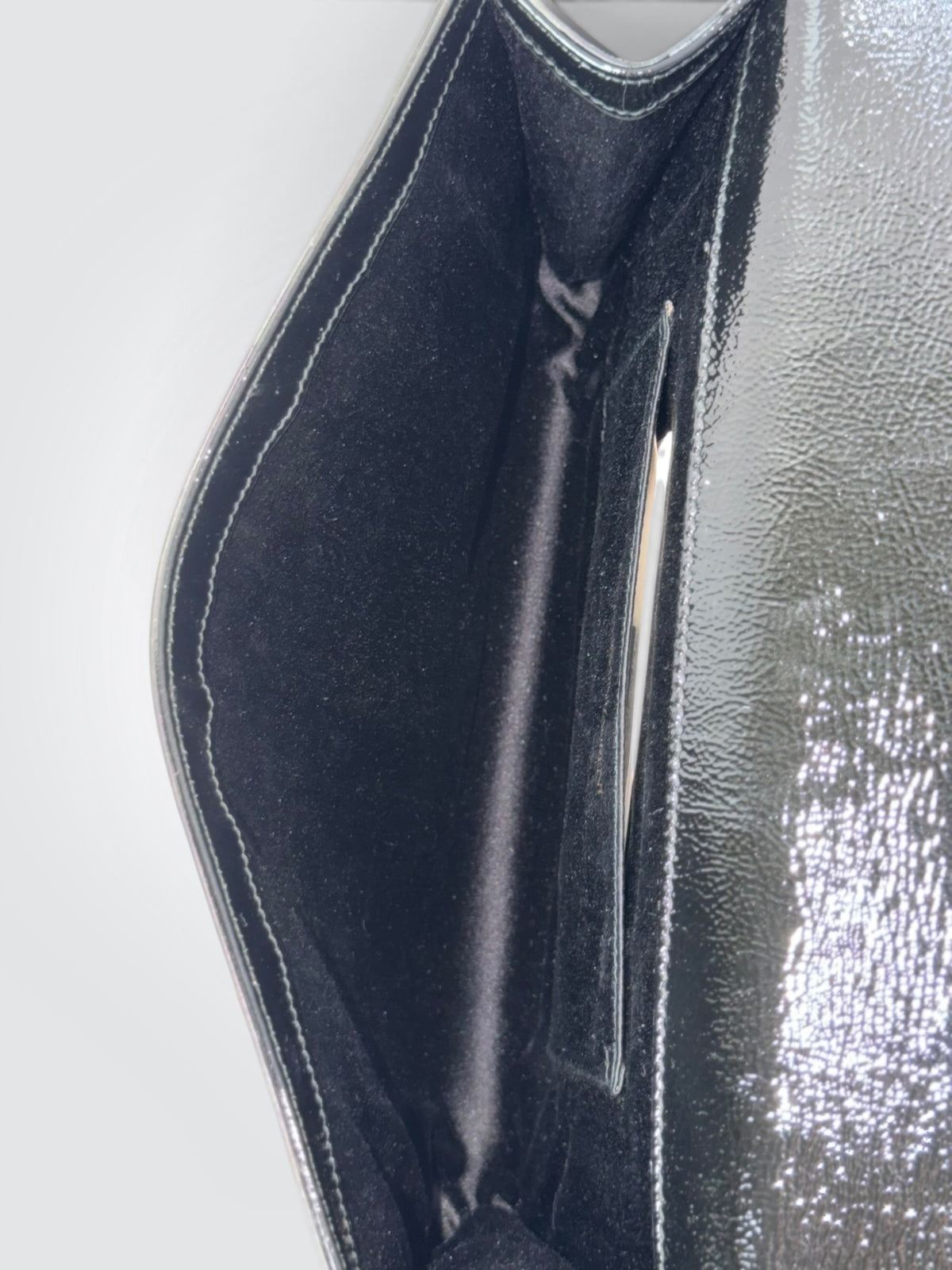 Pre-Owned Yves Saint Laurent Belle de Jour Crinkled Patent Leather Clutch with Stitched YSL Monogram