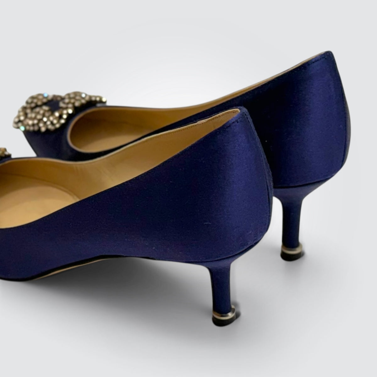 Pre-Owned Manolo Blahnik Hangisi 50 Navy Satin Crystal Buckle Pumps