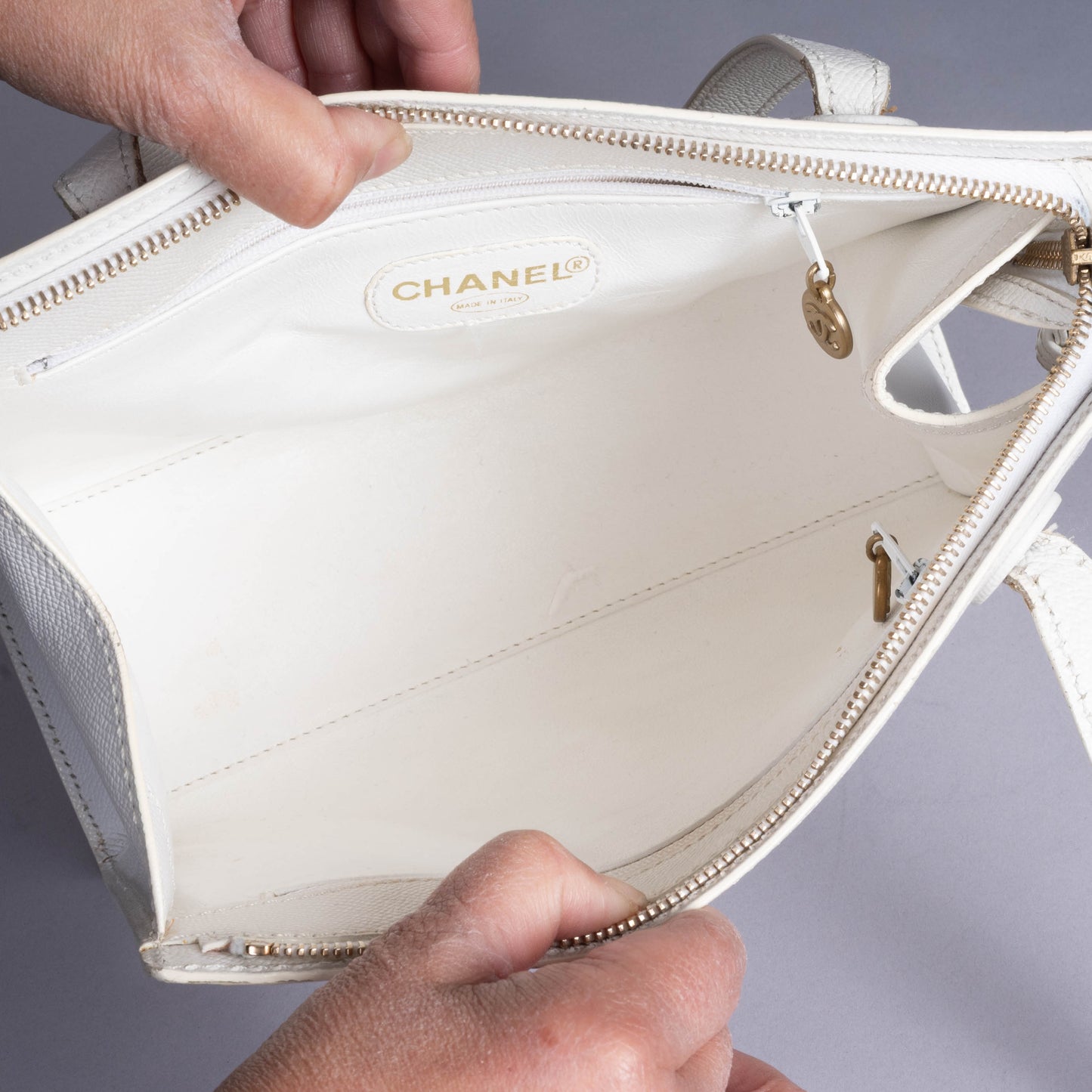 Pre-Owned Chanel Leather Shoulder Bag
