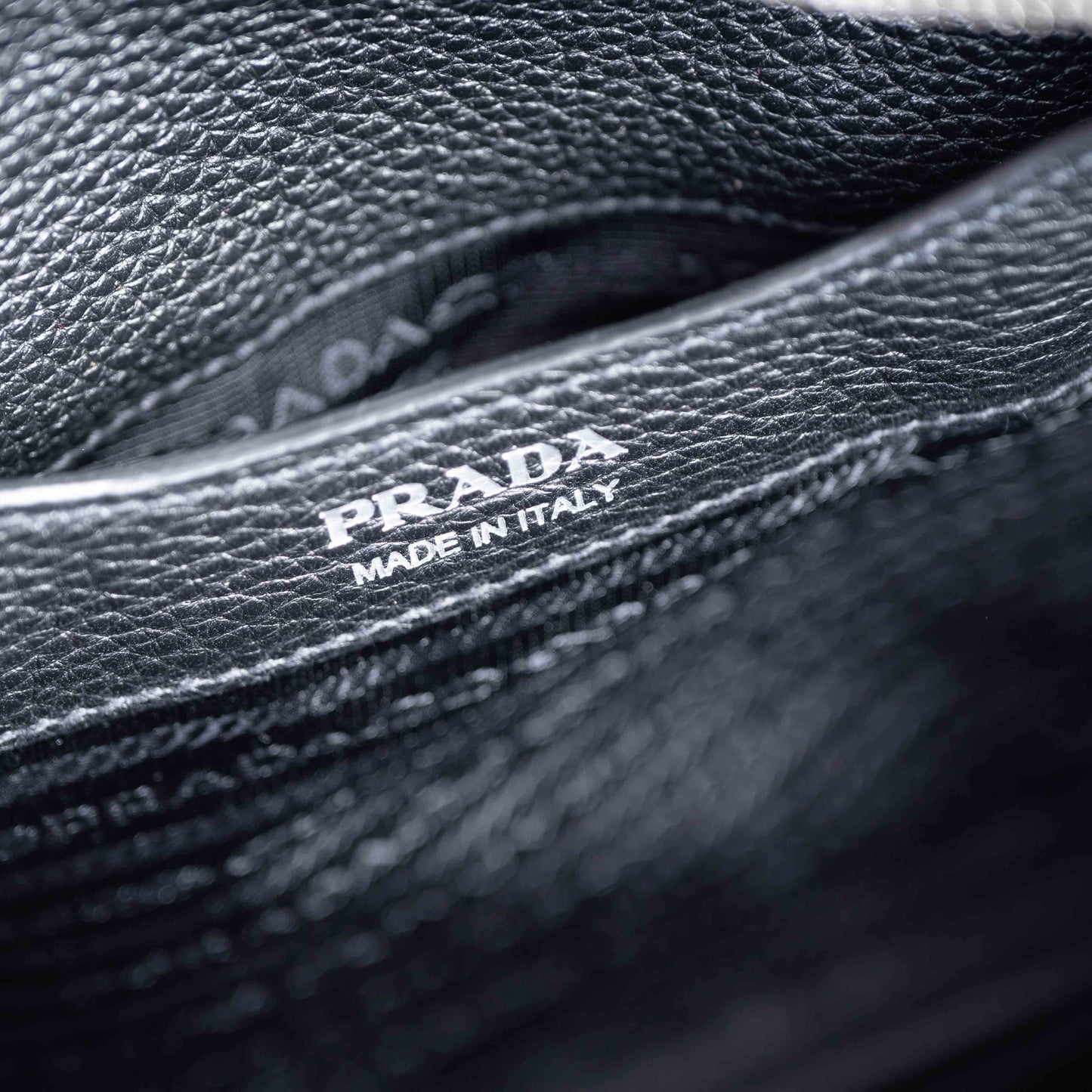 Pre-Owned Prada Vitello Zippered Top Handle Bag