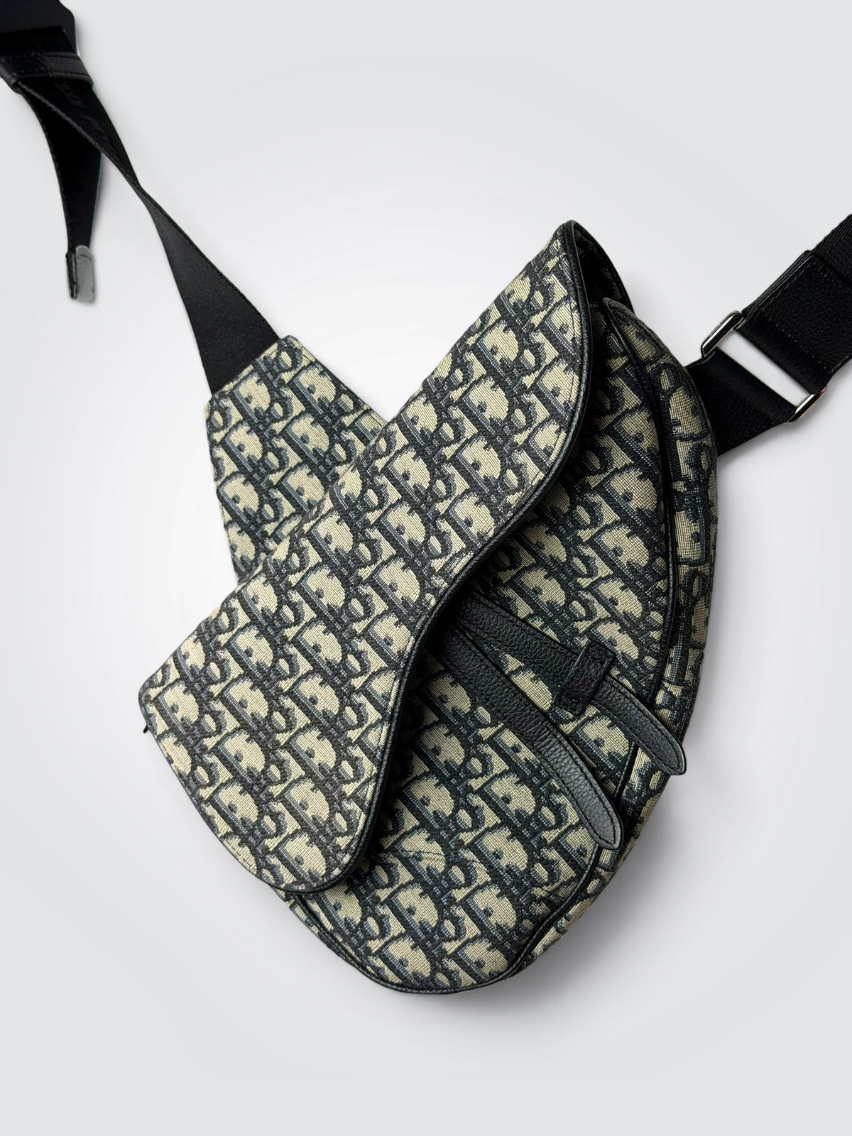 Pre-owned Christian Dior Men’s Saddle Bag in cream and black Dior Oblique jacquard canvas with adjustable black shoulder strap, original box, and cloth dust bag