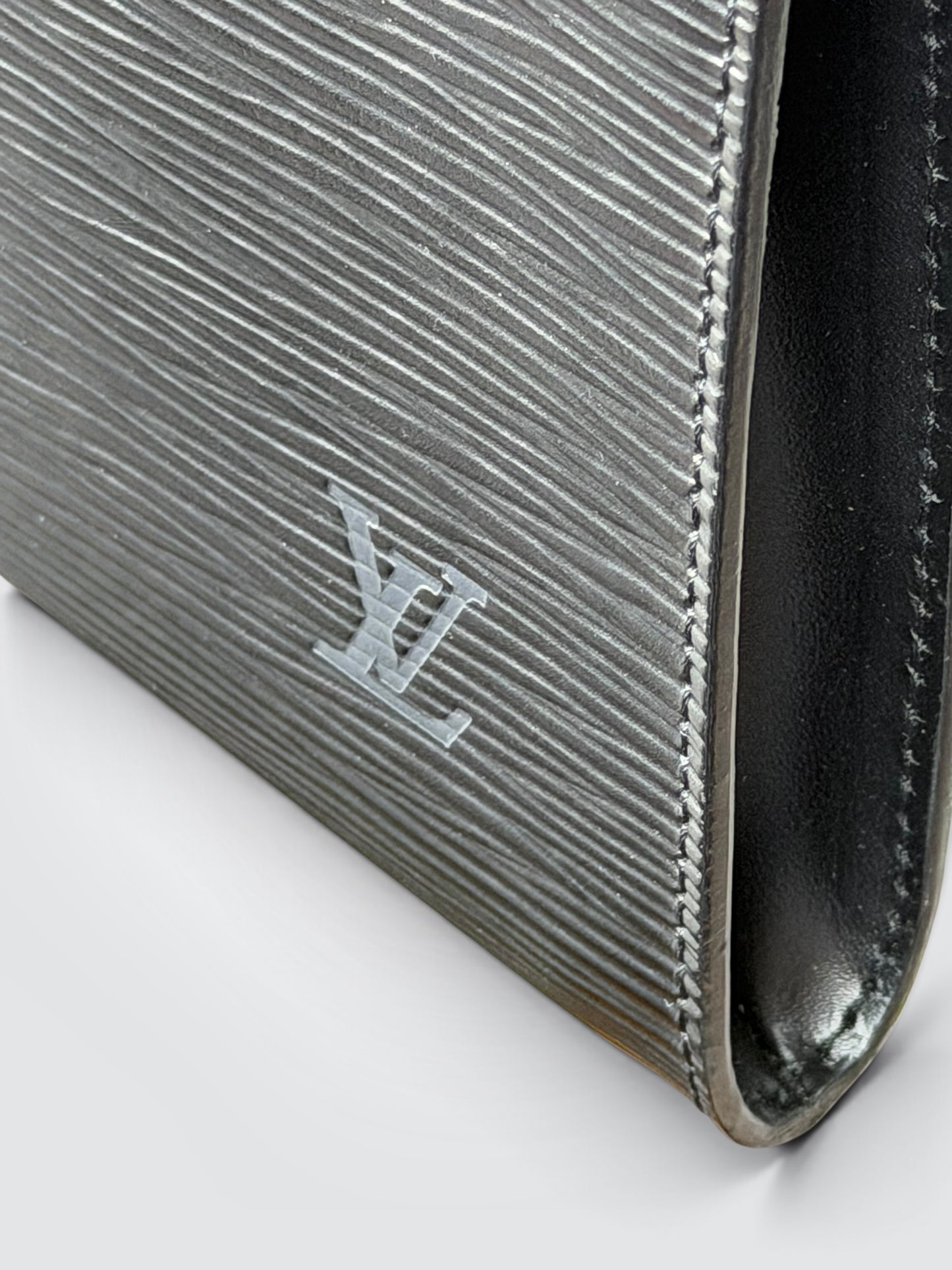Pre-Owned Vintage Louis Vuitton Black Epi Leather Pochette Accessoires – Short Shoulder Strap and Clutch