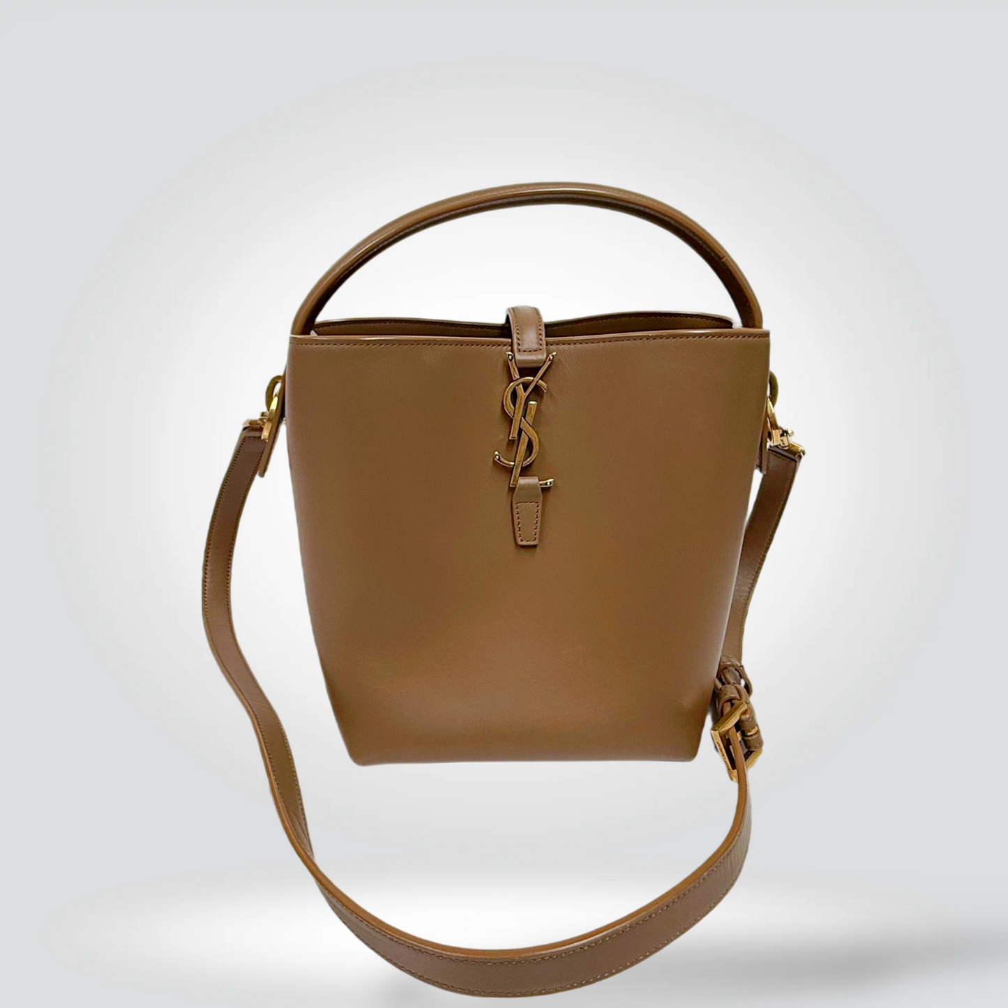 
Pre-Owned Saint Laurent Le Cinq à Sept bucket bag tan caramel leather gold YSL charm crossbody strap — Style Reissue Vancouver
