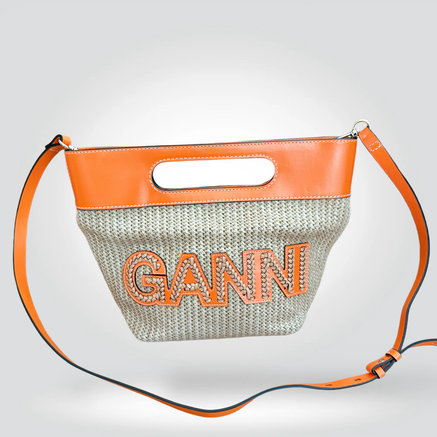 
Pre-Owned Ganni Kraft Raffia orange leather trim top handle crossbody bag GANNI logo appliqué — Style Reissue Vancouver