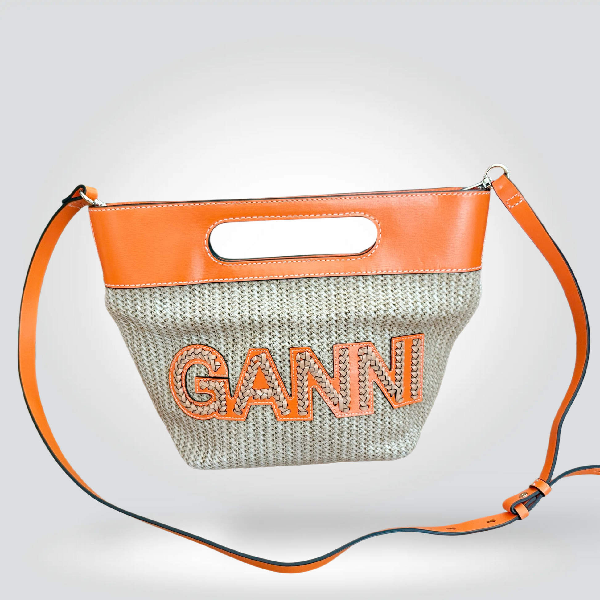 
Pre-Owned Ganni Kraft Raffia orange leather trim top handle crossbody bag GANNI logo appliqué — Style Reissue Vancouver