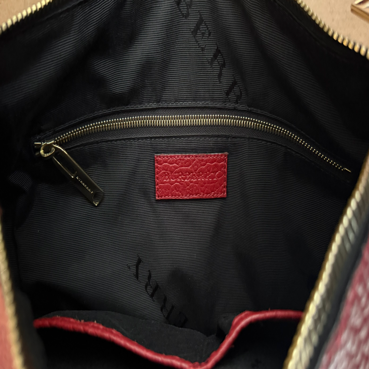 Pre-Owned Burberry Red Herbury Heritage Grained Leather Hobo  Very Good — Gold Hardware