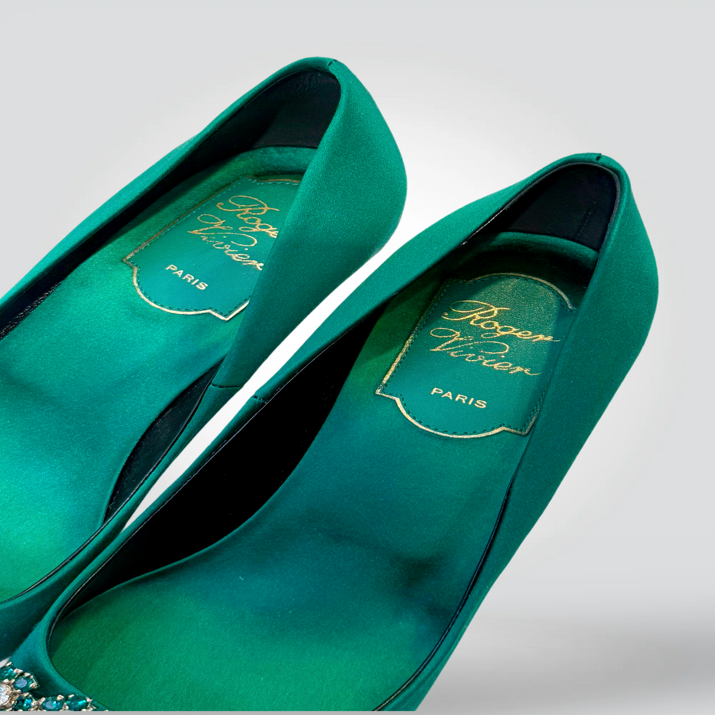 Pre-Owned Roger Vivier Belle Vivier Emerald Green Satin Crystal Buckle Pointed Toe Pump 2" Heel — Size 35.5 — Very Good | Style Reissue Vancouver