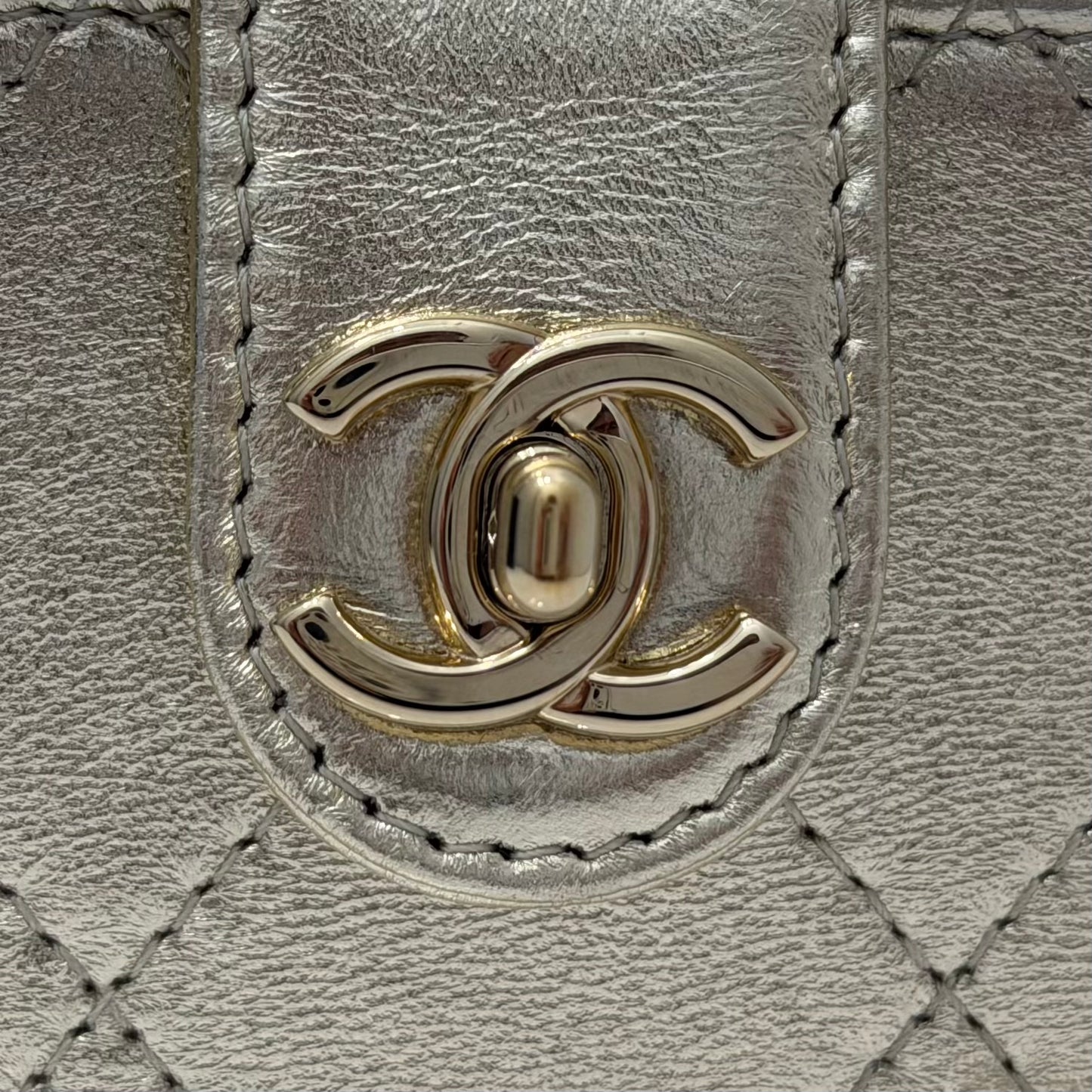 Pre-Owned Chanel Gold Metallic Quilted Leather Mini Vanity Case Bag Chain Strap — Very Good | Style Reissue Vancouver