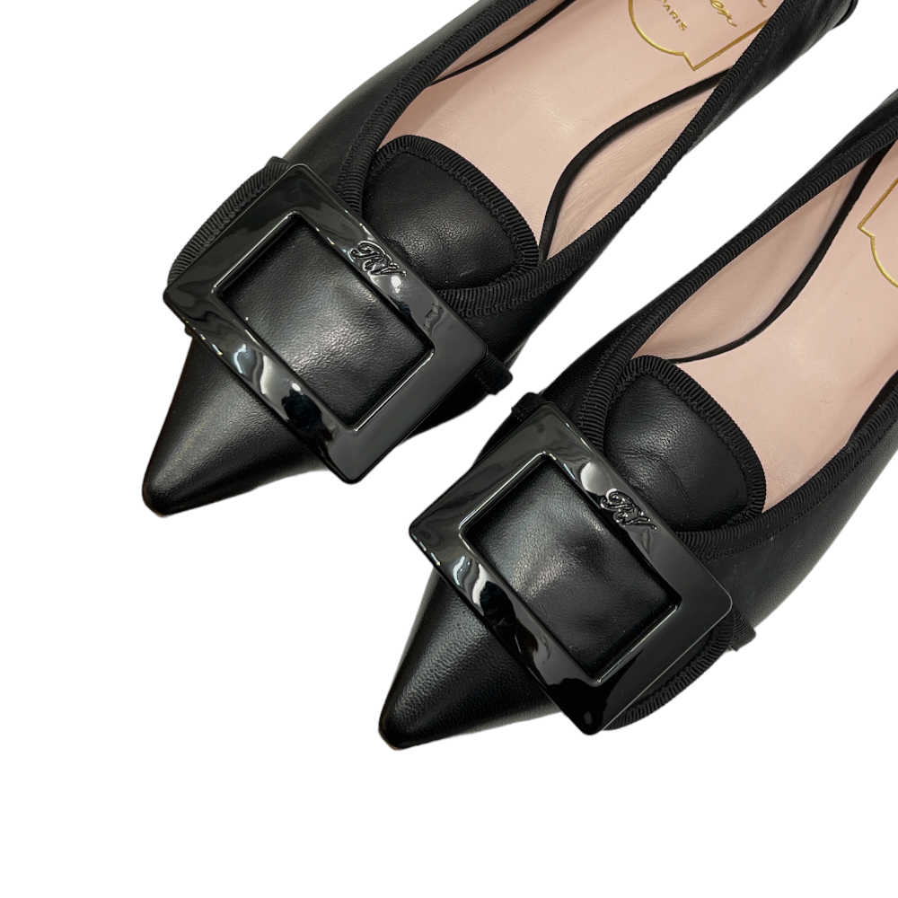 Pair of Roger Vivier Gommetine Buckle Flats: Classic black leather flats with signature buckle detail on the toe, perfect for versatile and stylish everyday wear.