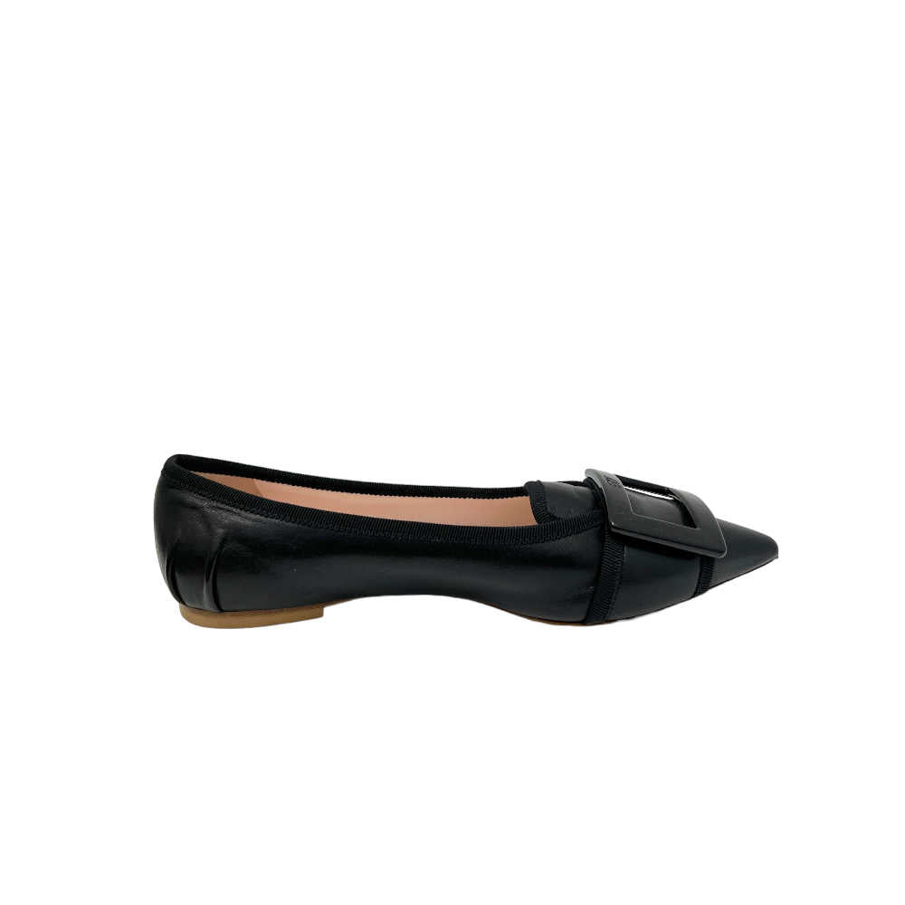 Pair of Roger Vivier Gommetine Buckle Flats: Classic black leather flats with signature buckle detail on the toe, perfect for versatile and stylish everyday wear.