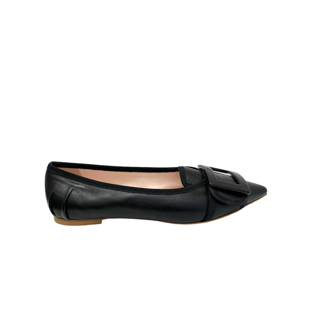 Pair of Roger Vivier Gommetine Buckle Flats: Classic black leather flats with signature buckle detail on the toe, perfect for versatile and stylish everyday wear.