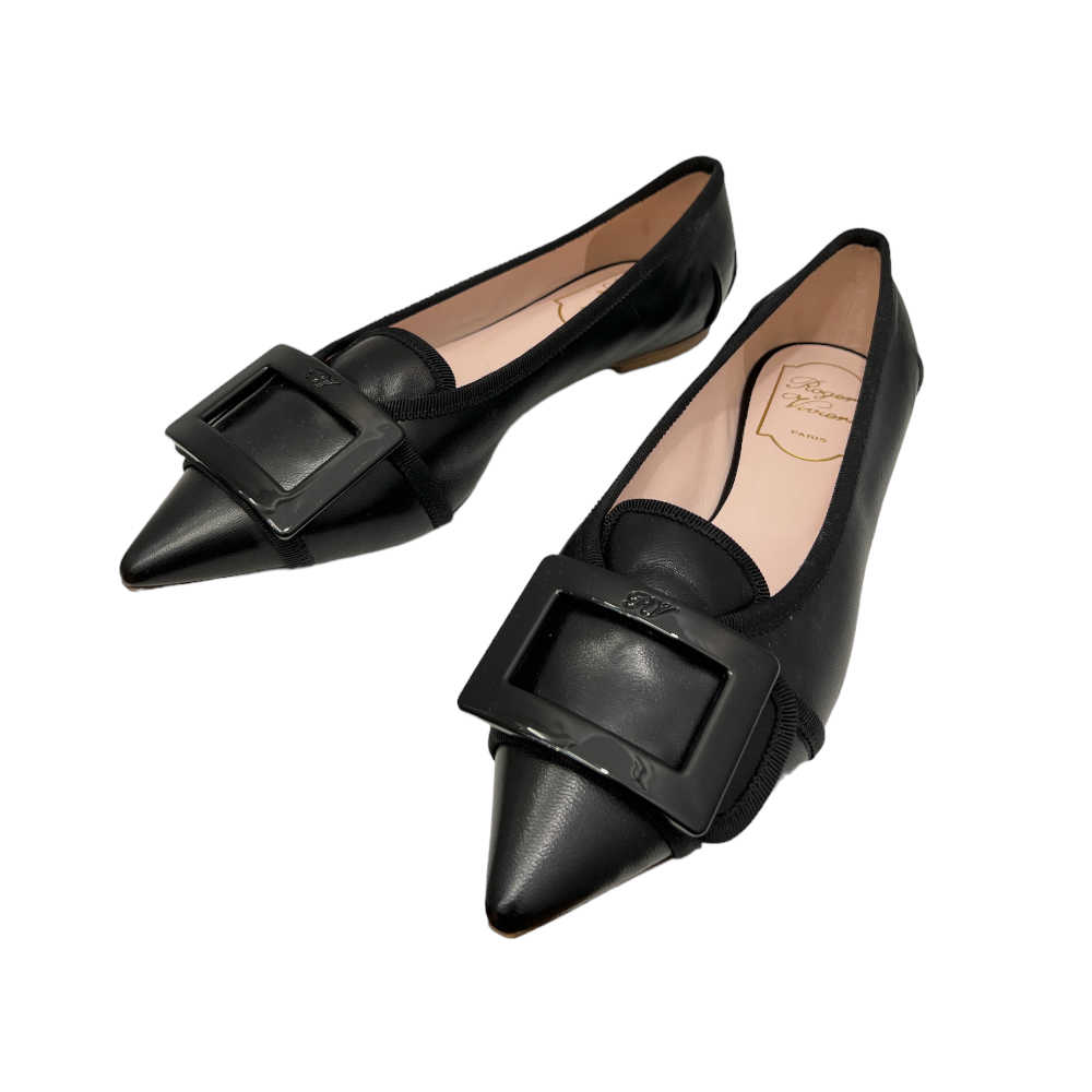 Pair of Roger Vivier Gommetine Buckle Flats: Classic black leather flats with signature buckle detail on the toe, perfect for versatile and stylish everyday wear.