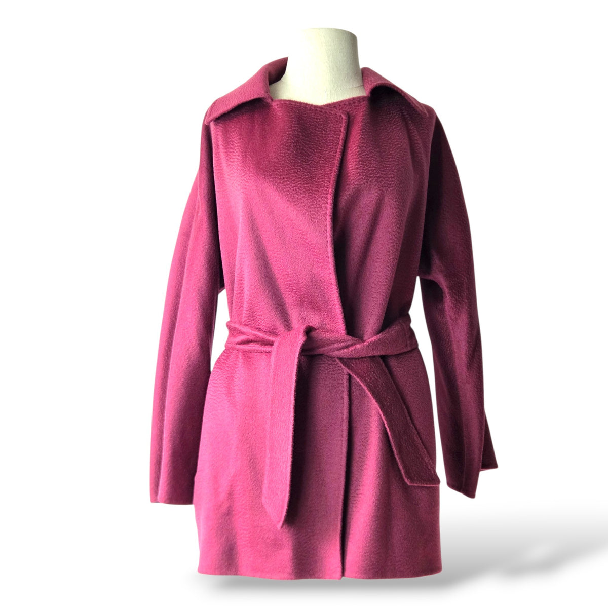 Pre-owned Max Mara pure cashmere hand-sewn belted short robe coat in berry pink with lapel collar and patch pockets, size 4 — available at Style Reissue Vancouver