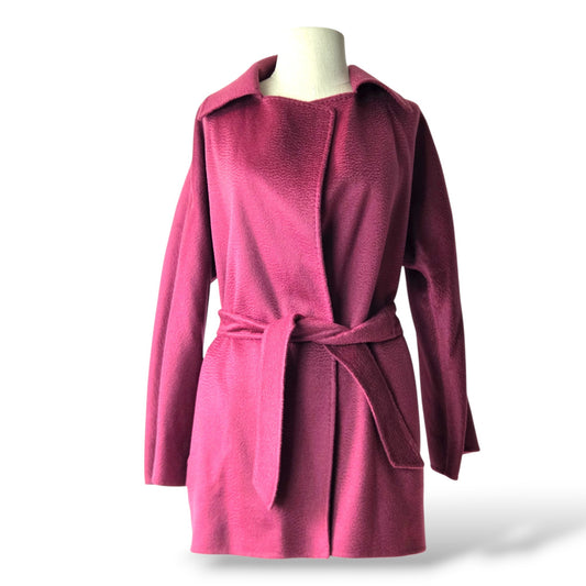 Pre-owned Max Mara pure cashmere hand-sewn belted short robe coat in berry pink with lapel collar and patch pockets, size 4 — available at Style Reissue Vancouver