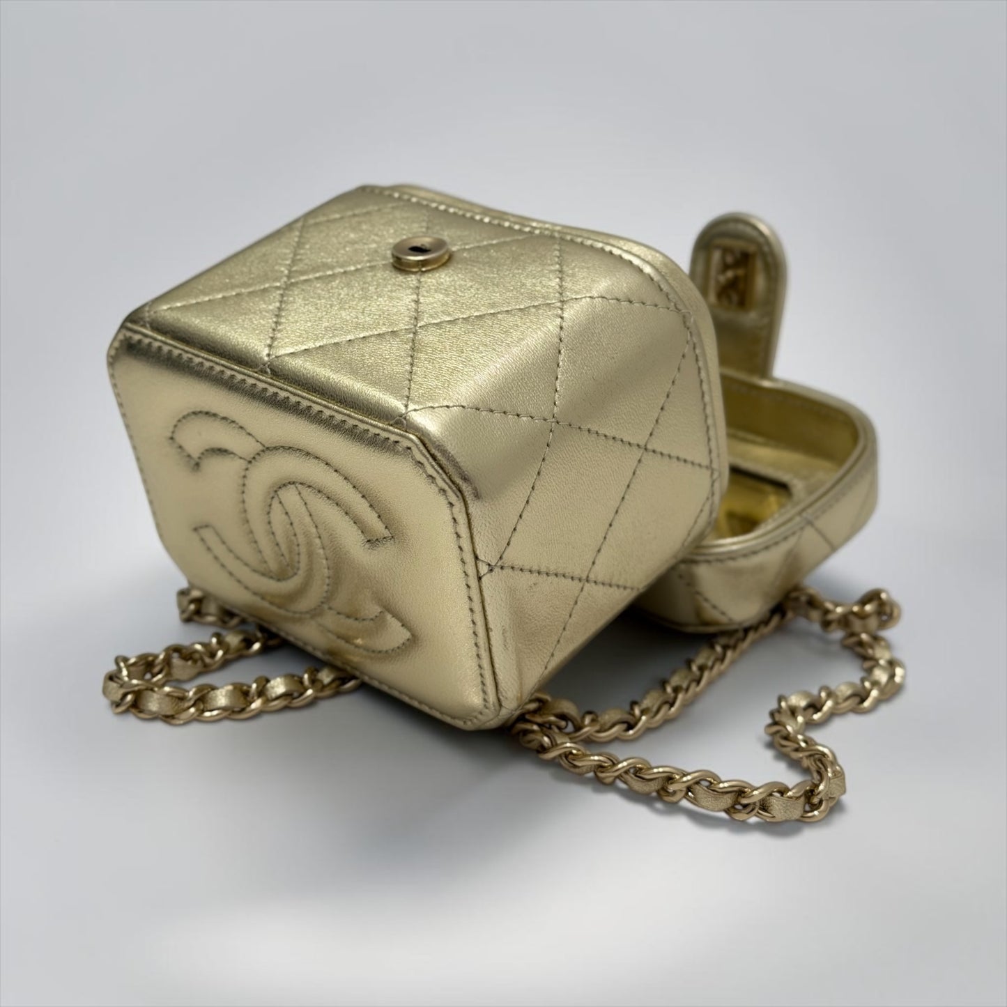 Pre-Owned Chanel Gold Metallic Quilted Leather Mini Vanity Case Bag Chain Strap — Very Good | Style Reissue Vancouver