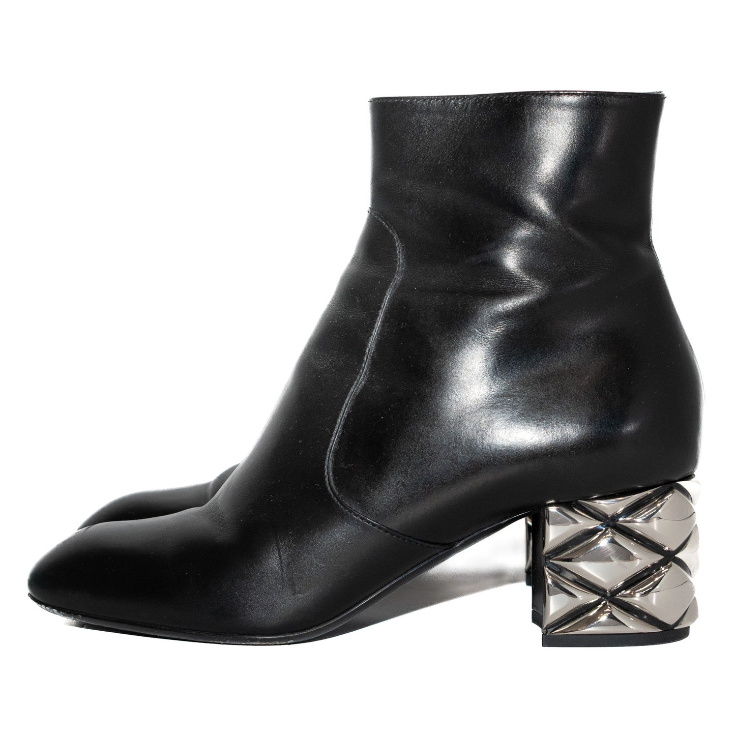 Pre-Owned Louis Vuitton Leather Ankle Boots (37.5)