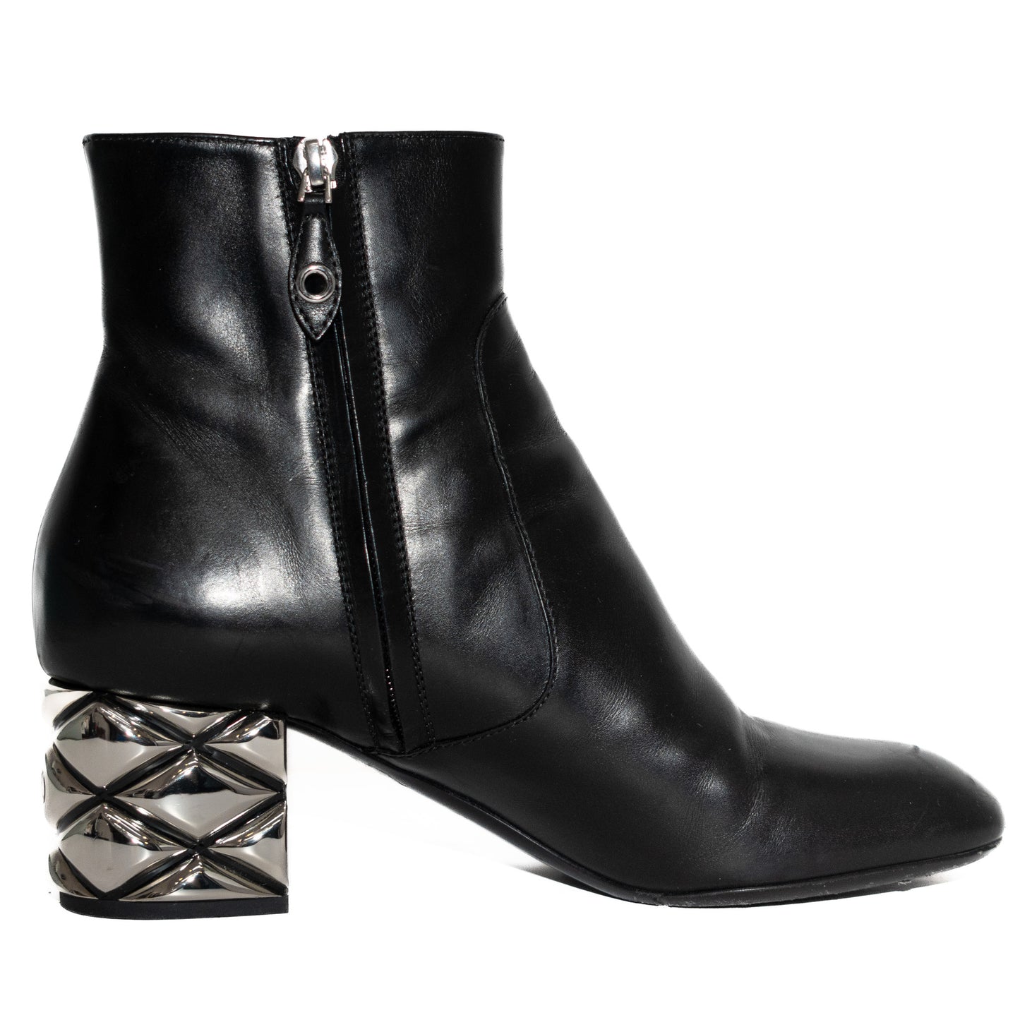 Pre-Owned Louis Vuitton Leather Ankle Boots (37.5)