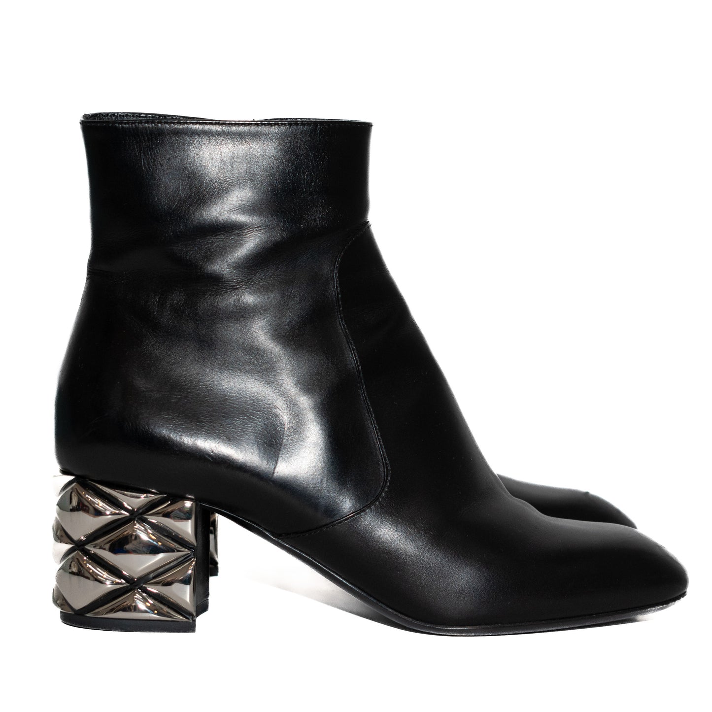 Pre-Owned Louis Vuitton Leather Ankle Boots (37.5)