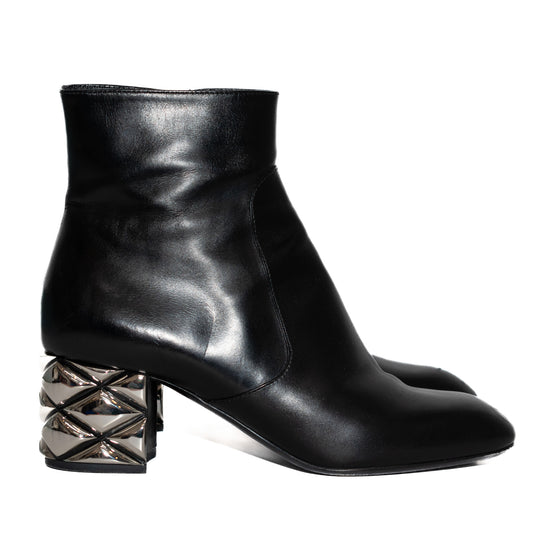 Pre-Owned Louis Vuitton Leather Ankle Boots (37.5)